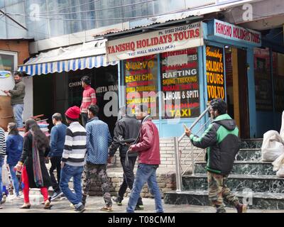 MANALI, HIMACHAL PRADESH—2018 MARZO: I turisti camminano fuori dalle bancarelle degli affari a Manali, Himachal Pradesh. Foto Stock