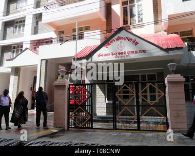 MANALI, HIMACHAL PRADESH, INDIA - MARZO 2018: Facciata di un edificio a Manali, con persone all'aperto. Foto Stock