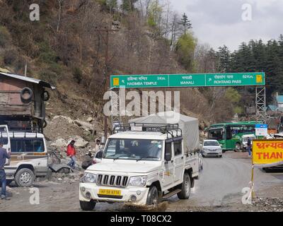 MANALI, HIMACHAL PRADESH—2018 MARZO: Primo piano di auto che viaggiano sulla strada fangosa per Manali in una mattina piovosa. Foto Stock