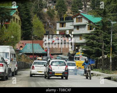 MANALI, HIMACHAL PRADESH—2018 MARZO: Scena di strada al mattino presto a Manali. Foto Stock