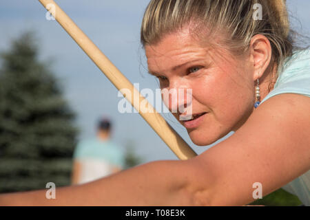 Donne giocando Novuss in all'aperto Foto Stock