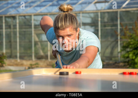 Donne giocando Novuss in all'aperto Foto Stock