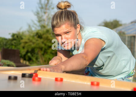 Donne giocando Novuss in all'aperto Foto Stock
