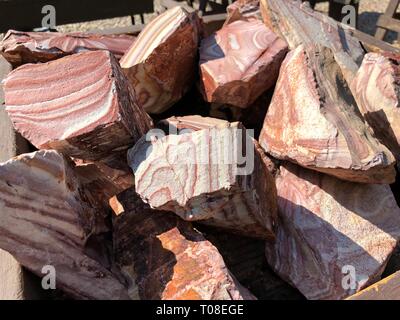In prossimità dei bellissimi modelli di lastre di rocce trovati nello Utah, Stati Uniti d'America Foto Stock