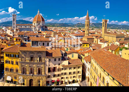 Piazza Firenze e la cattedrale di Santa Maria del Fiore o Duomo view, Regione Toscana Italia Foto Stock