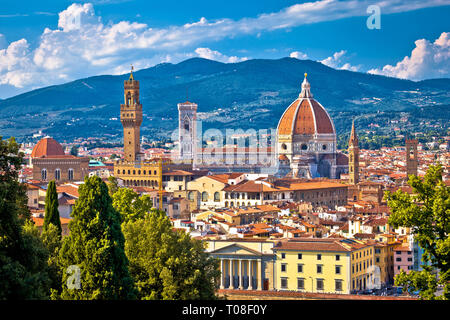 Sui tetti di Firenze e la cattedrale di Santa Maria del Fiore o Duomo view, Regione Toscana Italia Foto Stock