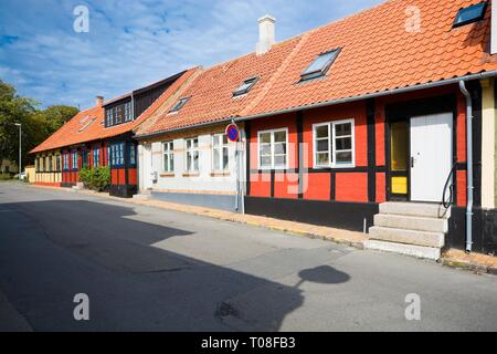 Colorate tradizionali tipiche case a graticcio in Allinge, Bornholm, Danimarca Foto Stock