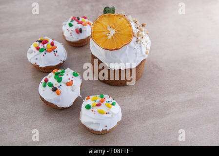 Pasqua, torta di Pasqua con una composizione complessa, lo splendido paesaggio di frutta secca Foto Stock