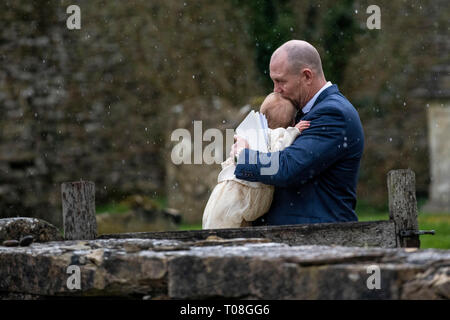 Mike Tindall porta figlia Lena, grande grand figlia della regina Elisabetta dal suo Battesimo presso la chiesa di San Nicola in Cherington, nel Gloucestershire. Foto Stock