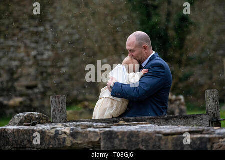 Mike Tindall porta figlia Lena, grande grand figlia della regina Elisabetta dal suo Battesimo presso la chiesa di San Nicola in Cherington, nel Gloucestershire. Foto Stock