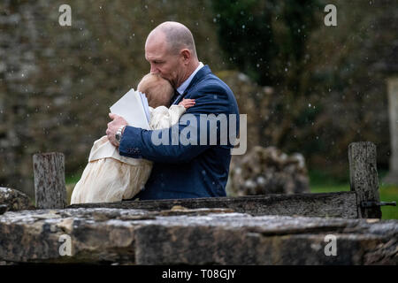 Mike Tindall porta figlia Lena, grande grand figlia della regina Elisabetta dal suo Battesimo presso la chiesa di San Nicola in Cherington, nel Gloucestershire. Foto Stock