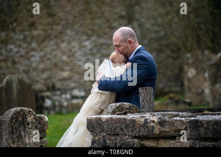 Mike Tindall porta figlia Lena, grande grand figlia della regina Elisabetta dal suo Battesimo presso la chiesa di San Nicola in Cherington, nel Gloucestershire. Foto Stock