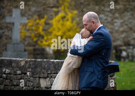 Mike Tindall porta figlia Lena, grande grand figlia della regina Elisabetta dal suo Battesimo presso la chiesa di San Nicola in Cherington, nel Gloucestershire. Foto Stock