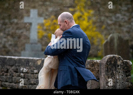 Mike Tindall porta figlia Lena, grande grand figlia della regina Elisabetta dal suo Battesimo presso la chiesa di San Nicola in Cherington, nel Gloucestershire. Foto Stock