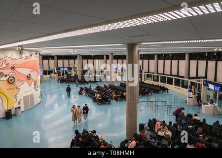 Taipei, Taiwan - Febbraio 2019: Taipei Taoyuan Airport architettura e passeggeri all'interno. Foto Stock