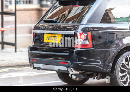 Inquinare, un Range Rover Auto con numero di registrazione PO11UTE distanziati per apparire come la parola inquinare. Traffico di Londra dell'inquinamento. Le emissioni. Il clima Foto Stock