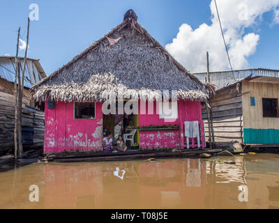 Iquitos, Perù- Maggio 16, 2016: le case galleggianti in una piccola città in Perù. Foto Stock