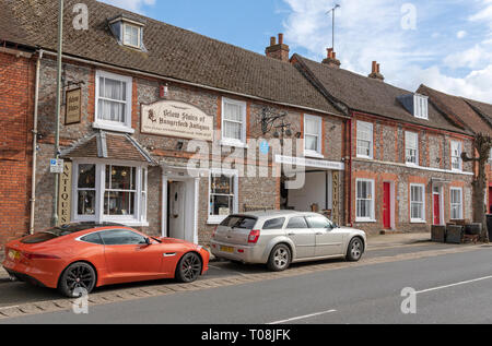 Hungerford, Berkshire, Inghilterra, Regno Unito. Marzo 2019. Famoso negozio di antiquariato sulla High Street in questa città nota per il business di antiquariato Foto Stock