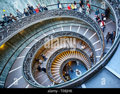 Progettato da Giuseppe Momo nel 1932, lumaca scala è composto da due scale intrecciati che curva in una doppia elica con uno che va in alto e uno in basso Foto Stock