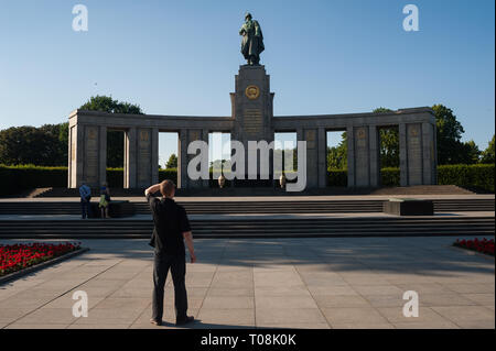 10.06.2016, Berlin, Berlin, Germania - i visitatori alla sovietica Monumento ai caduti soldati russi, lungo Strasse des 17. Juni in Berlin-Tiergar Foto Stock