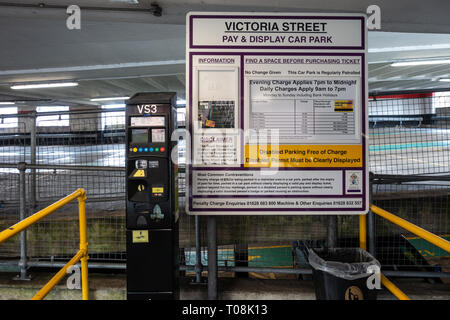 Una macchina di biglietteria presso il Victoria Street parcheggio auto a pagamento in Windsor, Regno Unito Foto Stock