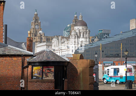 Di Liverpool waterfront edifici presi dal cortile Mermaid, Royal Albert Dock. Foto Stock