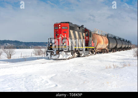 Treno motore tirando tanker vetture Foto Stock