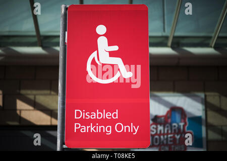 Parcheggio Disabili solo segno. Foto Stock