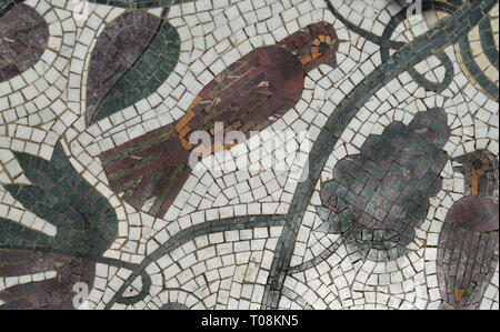Immagine del mosaico di un uccello seduto su un ramo, fatto di piastrelle di ceramica, vista dall'alto. Foto Stock