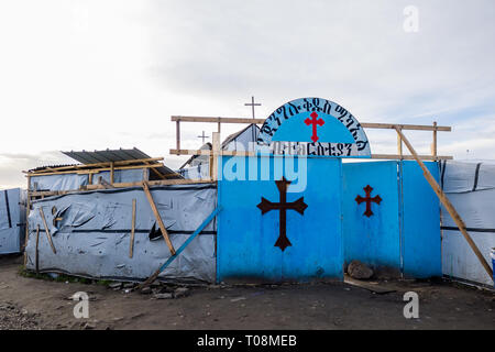 Eritrei di fortuna chiesa ortodossa in Calais giungla campo migrante chiesa, fotografato su Xi Febbraio 2016 poche settimane prima del camp in corso di smantellamento da parte di autorità e successivamente ulteriormente distrutto da un incendio. Le fotografie sono state prese al mattino (0900 a 1020 ore di tempo locale- file orari sono GMT), quando il camp le arterie sono state relativamente tranquilla. Copyright ©Ian Wray Foto Stock