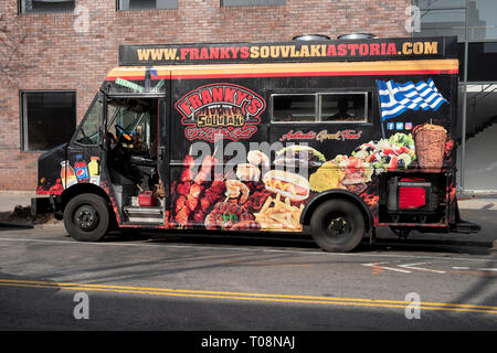 Franky il souvlaki di Astoria, un cibo carrello specializzato in cibo greco, parcheggiato su 31 Ave off Steinway Street in Astoria Queens, NYC. Foto Stock