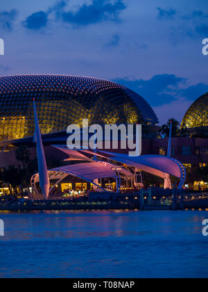 La città di Singapore, Singapore - 3 Marzo 2019: l'Esplanade, i teatri sulla baia è un performing arts center situato in pieno centro vicino alla bocca del Foto Stock