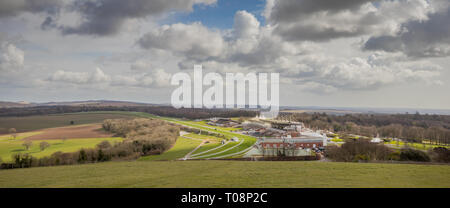 Vista panoramica verso la tenuta di Goodwood Racecourse preso dal Trundle (St di Roche per la collina) nel South Downs National Park vicino a Chichester, West Sussex, Regno Unito Foto Stock