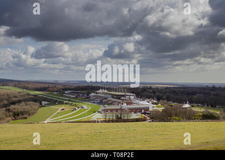 Vista panoramica verso la tenuta di Goodwood Racecourse preso dal Trundle (St di Roche per la collina) nel South Downs National Park vicino a Chichester, West Sussex, Regno Unito Foto Stock