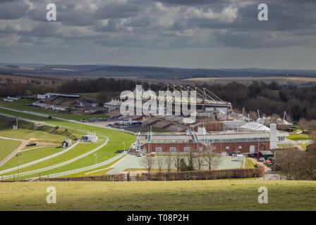 Vista panoramica verso la tenuta di Goodwood Racecourse preso dal Trundle (St di Roche per la collina) nel South Downs National Park vicino a Chichester, West Sussex, Regno Unito Foto Stock