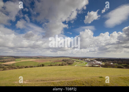 Vista panoramica verso la tenuta di Goodwood Racecourse preso dal Trundle (St di Roche per la collina) nel South Downs National Park vicino a Chichester, West Sussex, Regno Unito Foto Stock