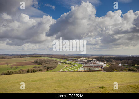 Vista panoramica verso la tenuta di Goodwood Racecourse preso dal Trundle (St di Roche per la collina) nel South Downs National Park vicino a Chichester, West Sussex, Regno Unito Foto Stock