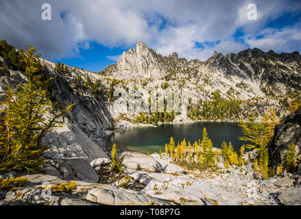 Il lago di Viviane al di sotto del picco Prusik nei laghi incantati Wilderness Area, Cascades Range, Washington, Stati Uniti d'America. Foto Stock