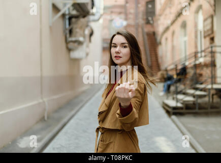 Seguimi - giovane donna tira mano sulla strada. Foto Stock