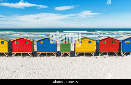 La famosa spiaggia di Muizenberg con la sua pittoresca spiaggia di capanne, noto anche come a Surfers Paradise, vicino a Città del Capo, Sud Africa. Foto Stock