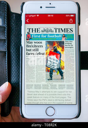 Schermo del telefono cellulare con la mano che mostra l'app BBC News con la copertina del giornale Times che riporta Brexit sullo schermo Foto Stock