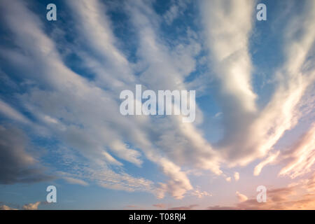 Cielo azzurro sfondo con piccolissima parentesi striped nubi in serata. Cancellazione di giorno e buon tempo ventoso Foto Stock