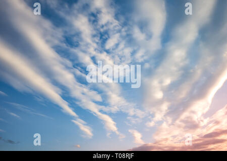 Cielo azzurro sfondo con piccolissima parentesi striped nubi in serata. Cancellazione di giorno e buon tempo ventoso Foto Stock