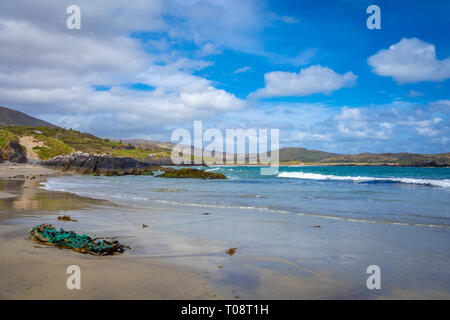 Camminare sulla sabbia presso Il Derrynane Beach a Badia Isola Foto Stock