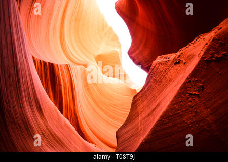 Wave ruffles formazione a Antelope Canyon vicino a pagina, Arizona. Bellissimi colori Foto Stock