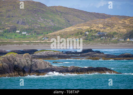 Camminare sulla sabbia presso Il Derrynane Beach a Badia Isola Foto Stock