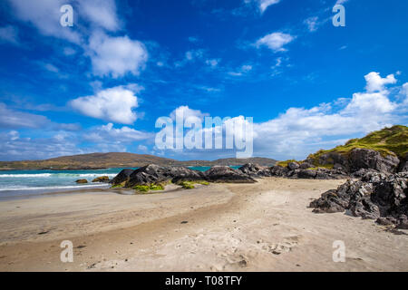 Camminare sulla sabbia presso Il Derrynane Beach a Badia Isola Foto Stock