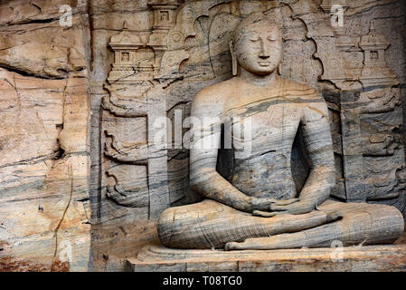 Gal Vihara seduto statua del Buddha, uno dei quattro Buddha scolpito in una unica lastra di granito, Polonnaruwa, Sri Lanka, in Asia. Foto Stock