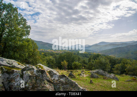 Panoramica e paesaggio. El Cardoso de la Sierra, provincia di Guadalajara, Castilla La Mancha, in Spagna. Foto Stock