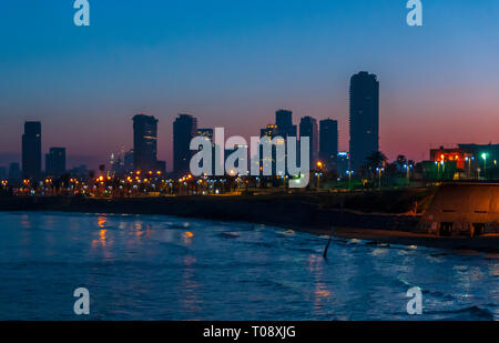Israele, Tel Aviv fronte spiaggia e panorama visto da sud, da Jaffa all'alba Foto Stock